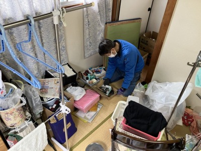 遺品整理を行う男性スタッフ