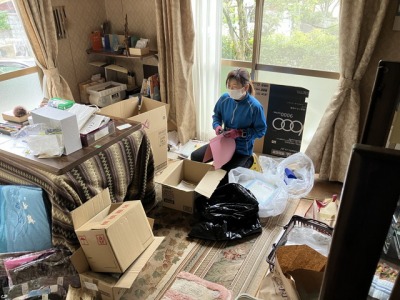 生前整理作業中の女性スタッフ