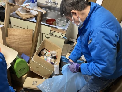 遺品整理作業中のスタッフ