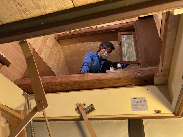 遺品整理作業をしているスタッフ