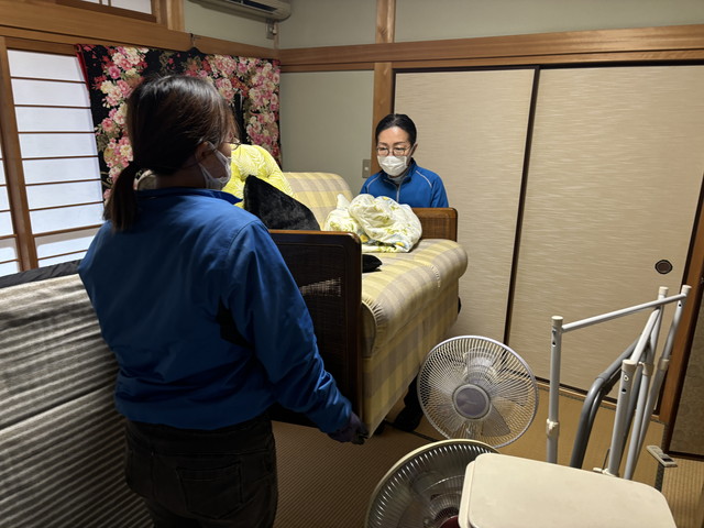 ソファーを運ぶ女性スタッフ