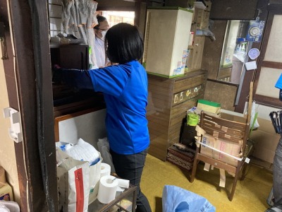 遺品整理作業中のスタッフ