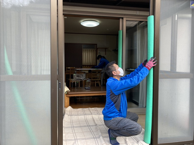 養生作業をしているスタッフ