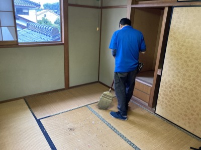 掃き掃除をしているスタッフ
