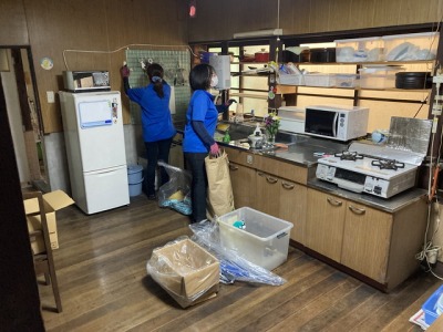 遺品整理作業をしているスタッフ2名