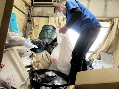 遺品整理作業中のスタッフ