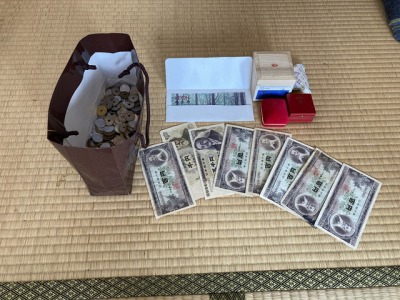 発見された現金や貴金属の写真