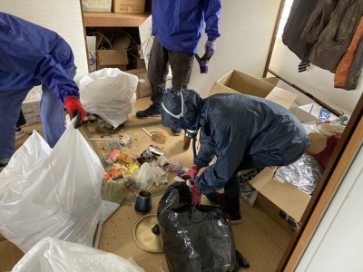 孤独死現場での遺品整理風景