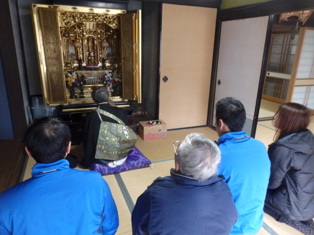 お仏壇供養に参加しているスタッフ画像