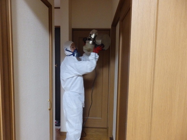 消臭作業をする男性作業員