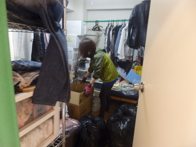 遺品整理をしている女性スタッフ