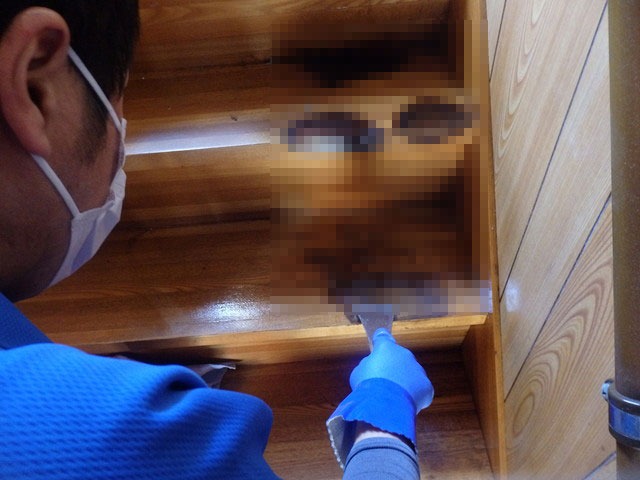 階段にて特殊清掃を行う男性スタッフ