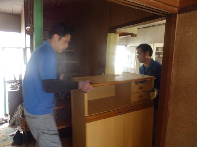 遺品整理作業中の男性スタッフ