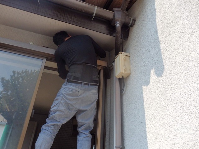 高所で作業を行っている男性スタッフ