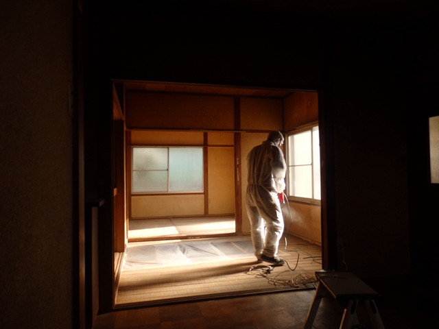 孤独死現場の作業中(噴霧器作業)