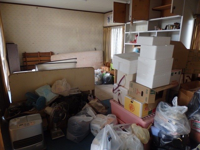 荷物が大量に置かれたままの部屋