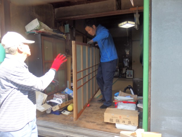 遺品整理作業中のスタッフ2名