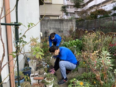 庭仕事をしている作業員