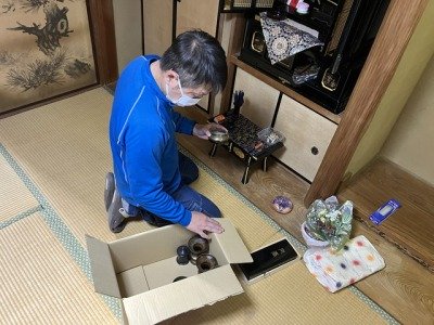 仏壇を整理するスタッフ