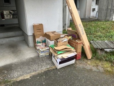 道路に置かれた荷物