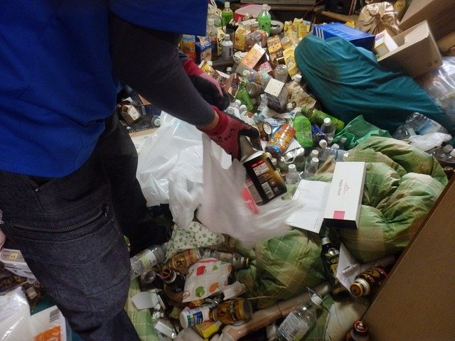 ゴミ屋敷の片付けをしているスタッフ