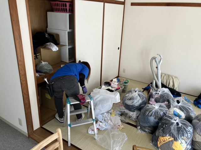 清掃する女性