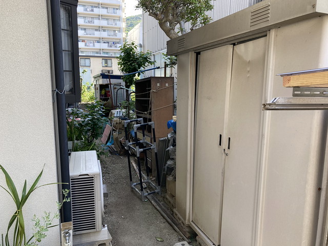 お庭部分の倉庫がある風景