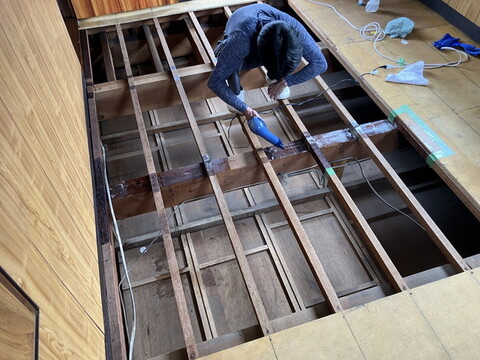 特殊清掃で消臭の処置を行うスタッフ