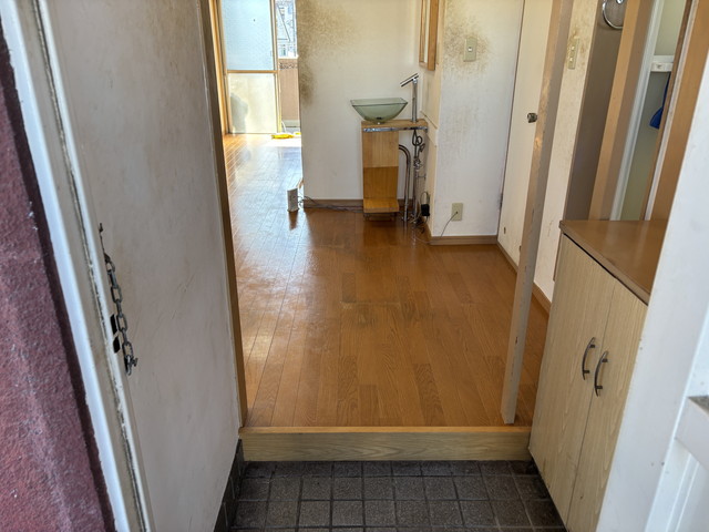 ゴミ屋敷清掃後、玄関から中を見た様子