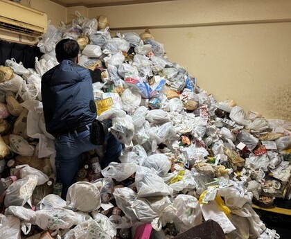 ゴミの分別作業を行うスタッフ