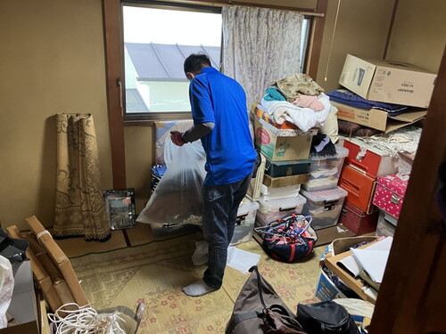 遺品を分別するスタッフ