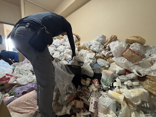 ゴミを分別するスタッフ