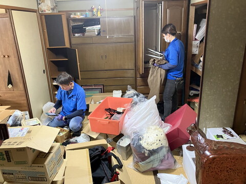 生前整理作業中のスタッフ