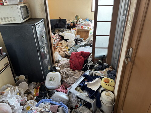 お部屋のの中に物が散乱している様