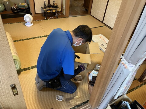 和室で遺品整理している最中のスタッフ