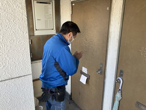 お部屋の前に立つ男性