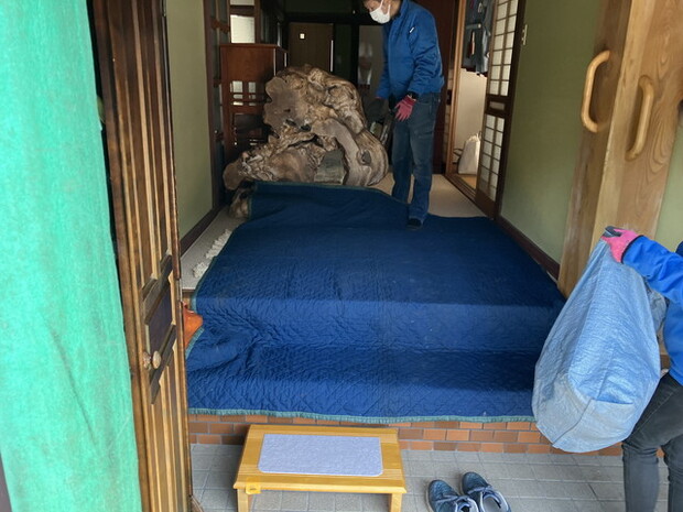 玄関の床にクッションクロスが敷いてある画像