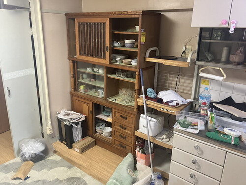 お部屋の中の家具や食器類が写った写真