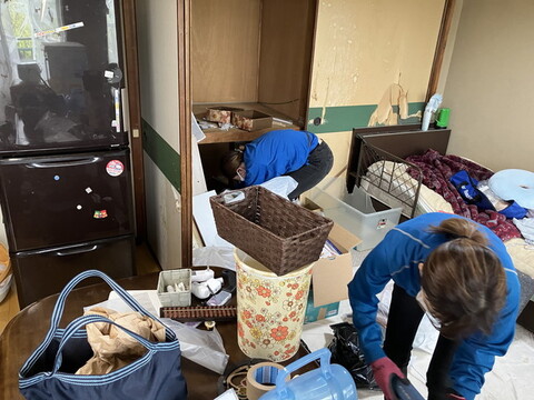 遺品整理作業中のスタッフ