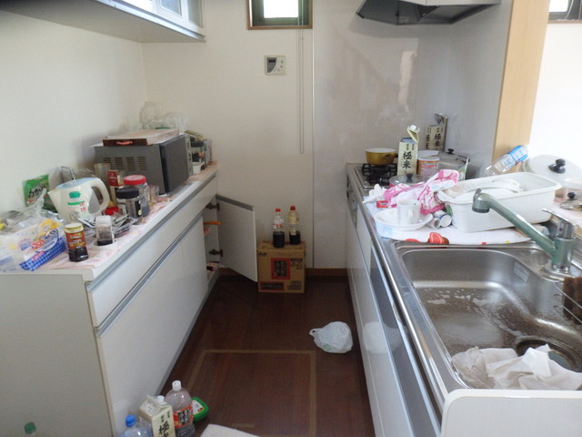 散らかった台所