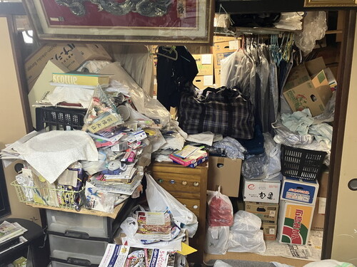 部屋の中にいるなどがある情景