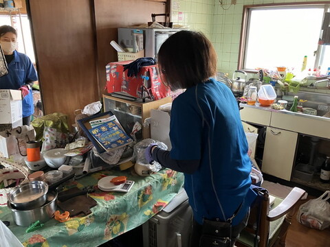 遺品整理作業中のスタッフ