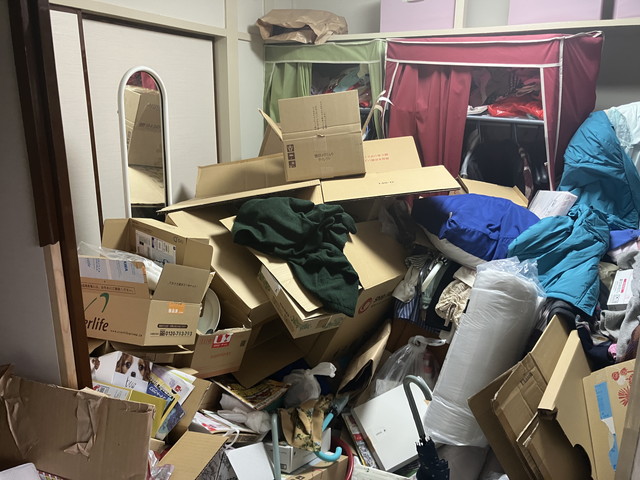 部屋に中に物がたくさんある写真