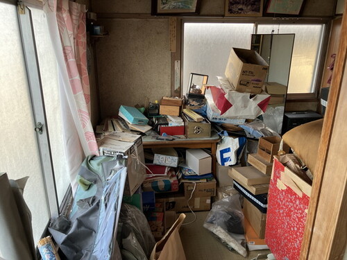 部屋の中に段ボールなどがある状態