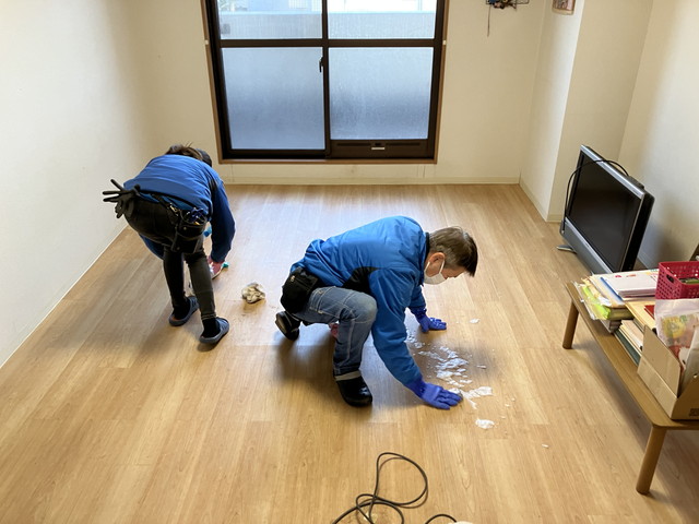 床を清掃しているスタッフ