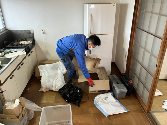 遺品整理作業をしている男性スタッフ