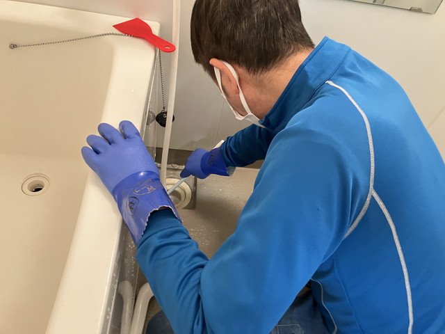 清掃作業中のスタッフ