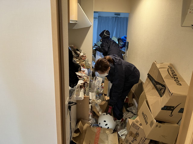 廊下で作業をしているスタッフ