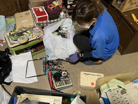 遺品整理作業中のスタッフ