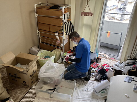 遺品整理作業中のスタッフ